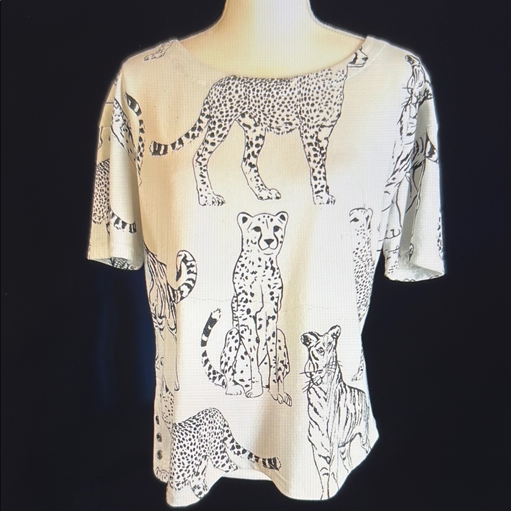 Jane + Delancey Big Cats Shirt Size Medium